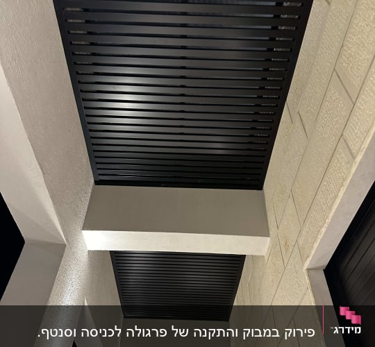 תקרה עם לוחות עץ כהים ומנורות קיר
